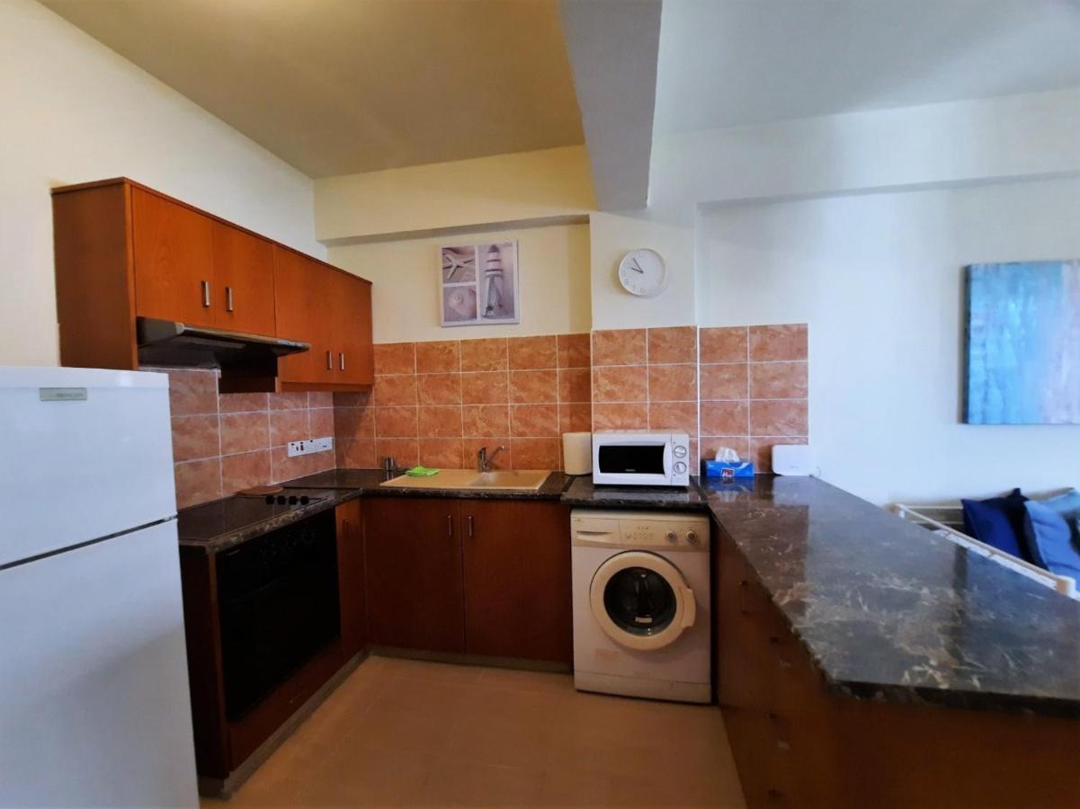Albert'S Apartments Larnaca Bagian luar foto