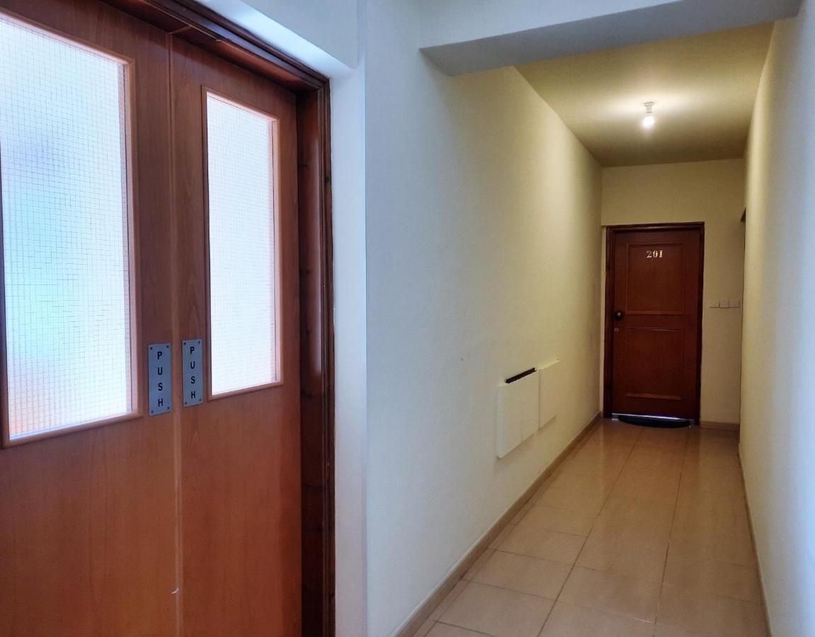 Albert'S Apartments Larnaca Bagian luar foto